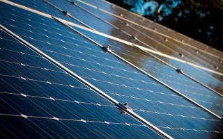 太阳能板能用多少年_一块太阳能板一天能发多少电