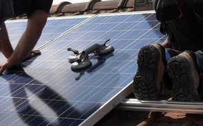 太阳能板如何给电瓶充电_太阳能板怎么能给电瓶充电