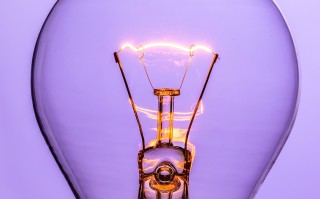 电灯泡发光的原理是什么_电灯泡发光的原理是什么意思