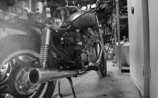 三轮摩托车要换几种油_三轮摩托换机油几升