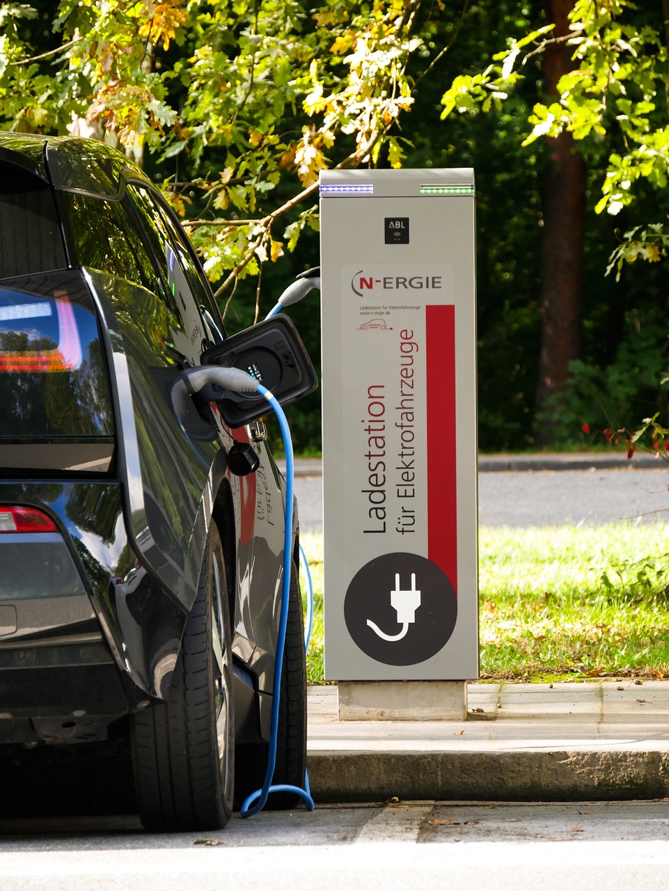 电动汽车一般怎么充电_电动汽车怎么充电对电池寿命长-第1张图片-创互客网